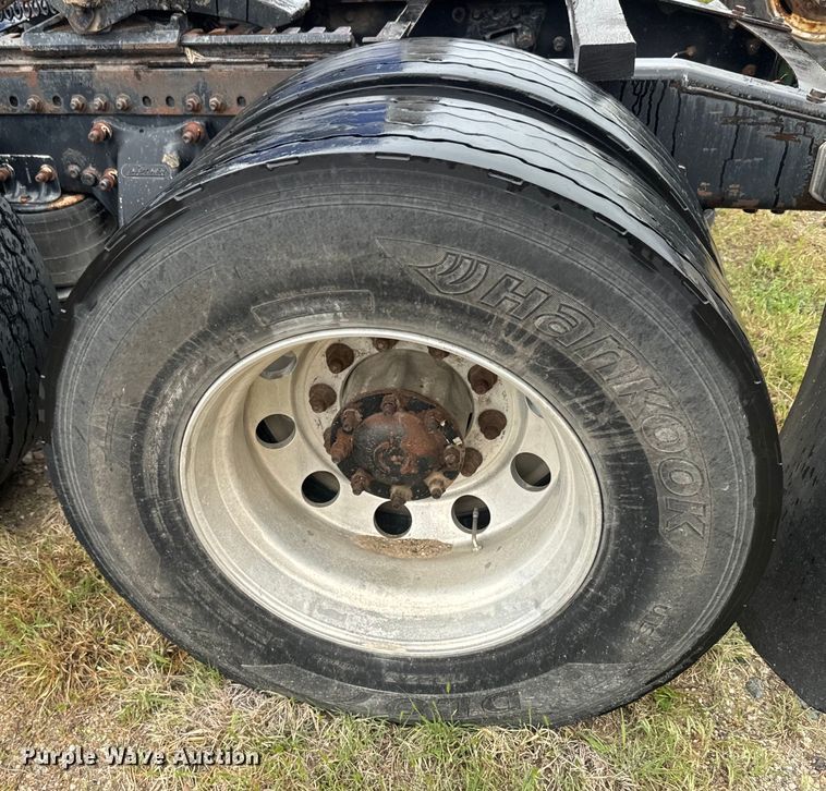 image for item EJ2726 2010 Freightliner Columbia semi truck