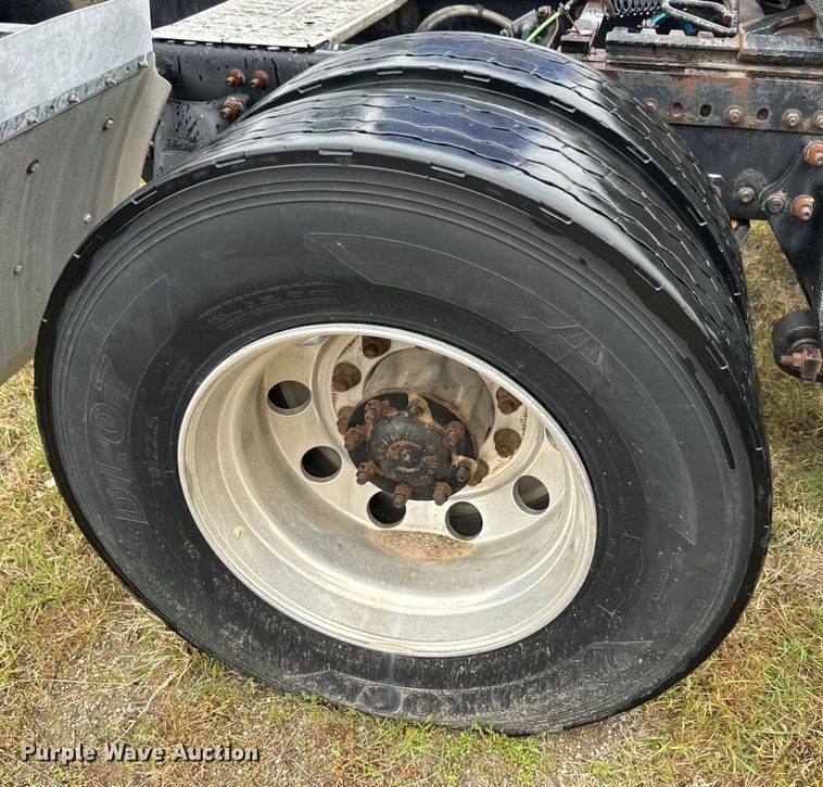 image for item EJ2726 2010 Freightliner Columbia semi truck