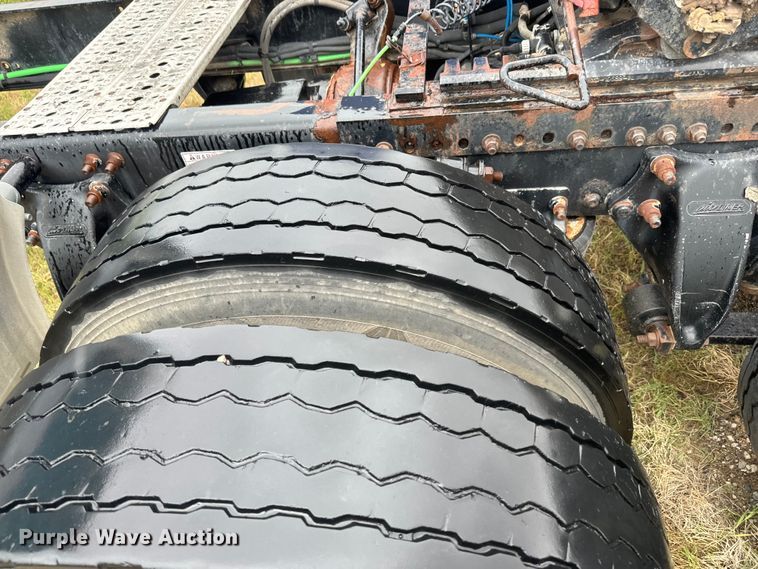 image for item EJ2726 2010 Freightliner Columbia semi truck