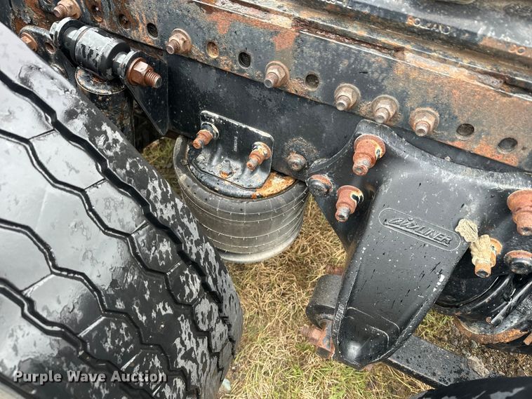 image for item EJ2726 2010 Freightliner Columbia semi truck