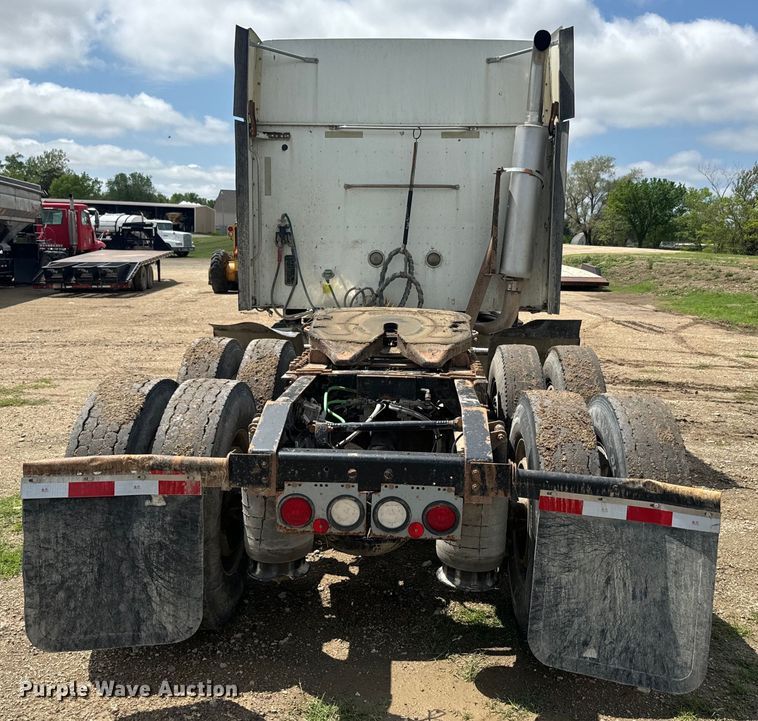 image for item EJ2727 2007 International  9400i semi truck