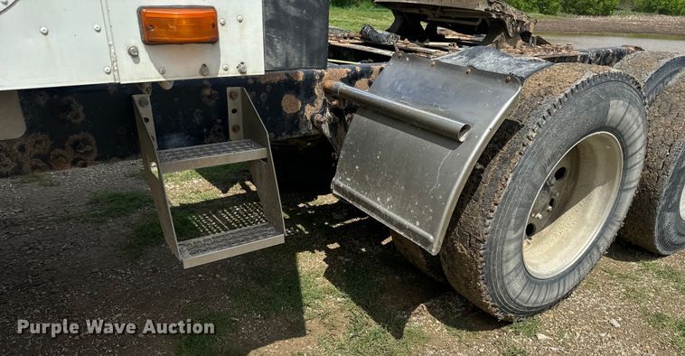 image for item EJ2727 2007 International  9400i semi truck