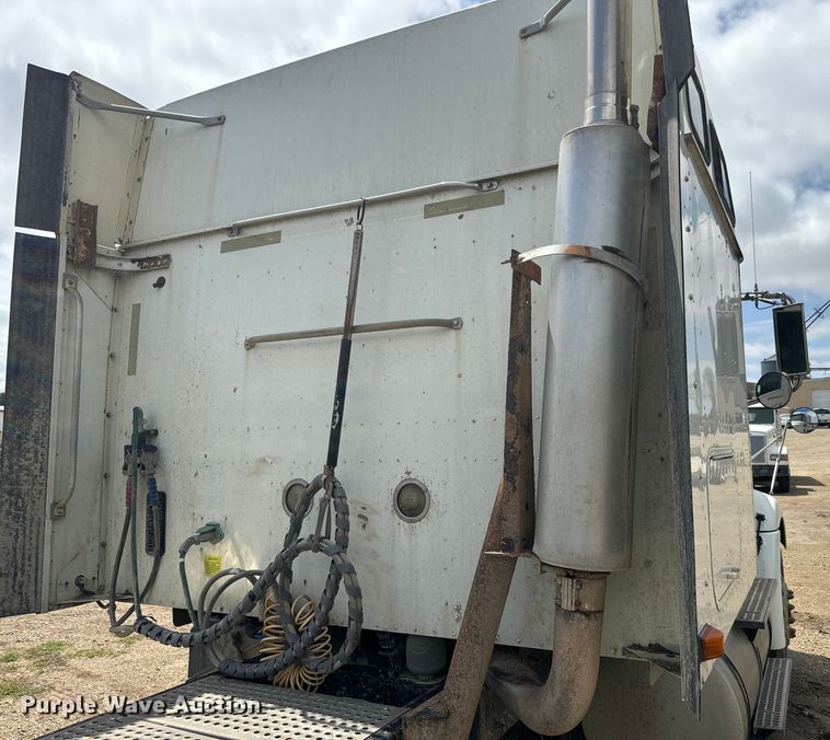 image for item EJ2727 2007 International  9400i semi truck