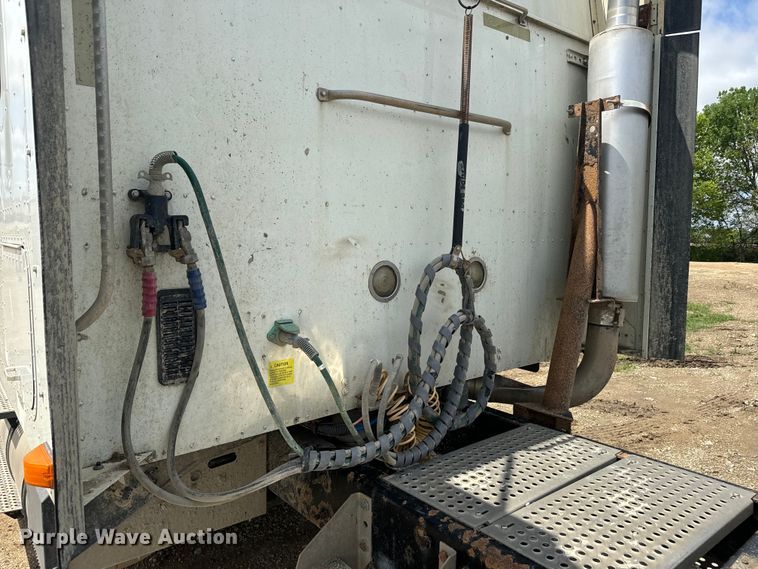 image for item EJ2727 2007 International  9400i semi truck