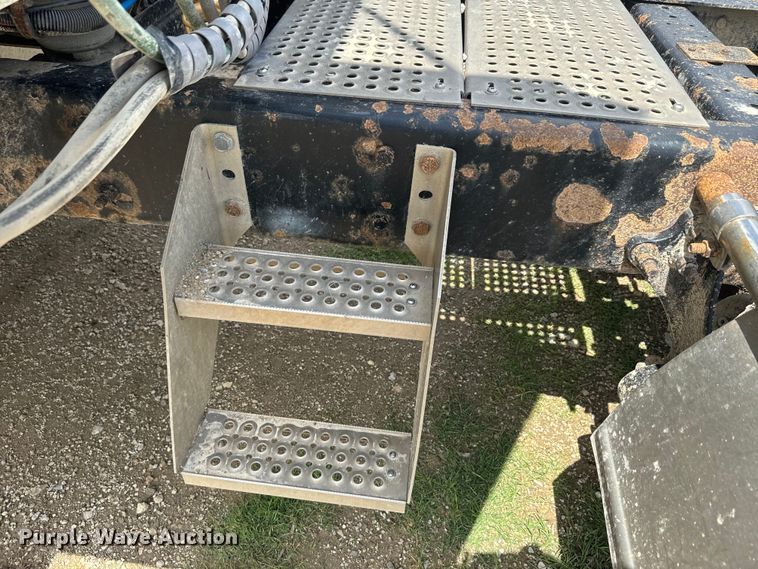 image for item EJ2727 2007 International  9400i semi truck