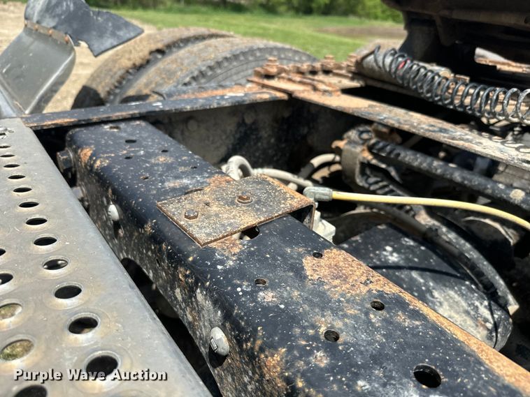 image for item EJ2727 2007 International  9400i semi truck