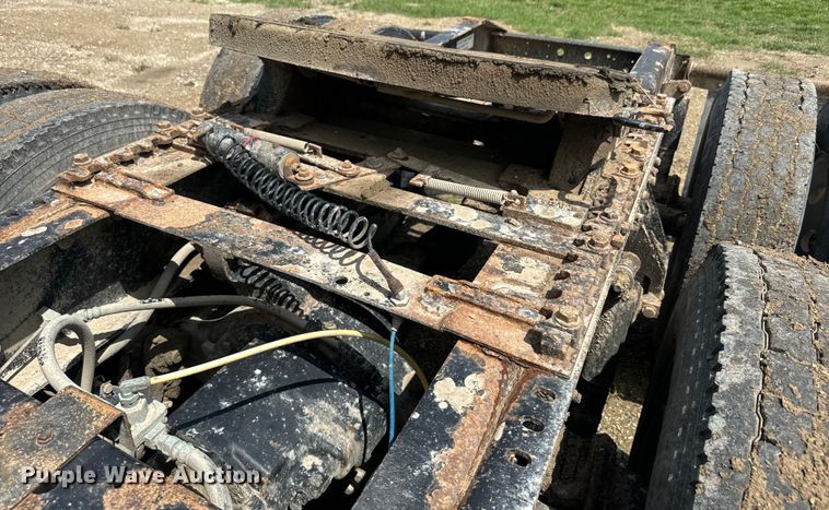 image for item EJ2727 2007 International  9400i semi truck