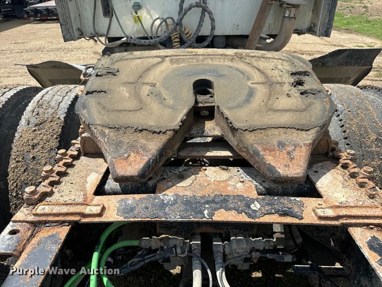 image for item EJ2727 2007 International  9400i semi truck