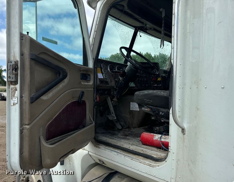 image for item EJ2727 2007 International  9400i semi truck