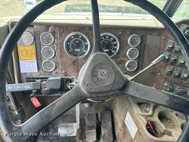 image for item EJ2727 2007 International  9400i semi truck