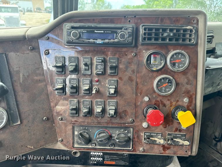 image for item EJ2727 2007 International  9400i semi truck