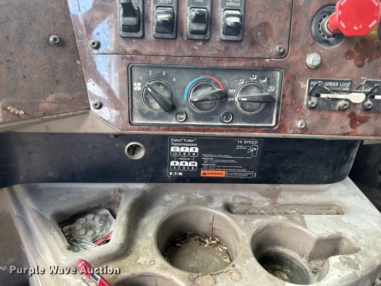 image for item EJ2727 2007 International  9400i semi truck