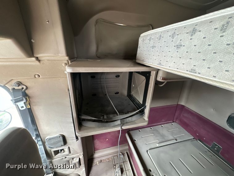 image for item EJ2727 2007 International  9400i semi truck