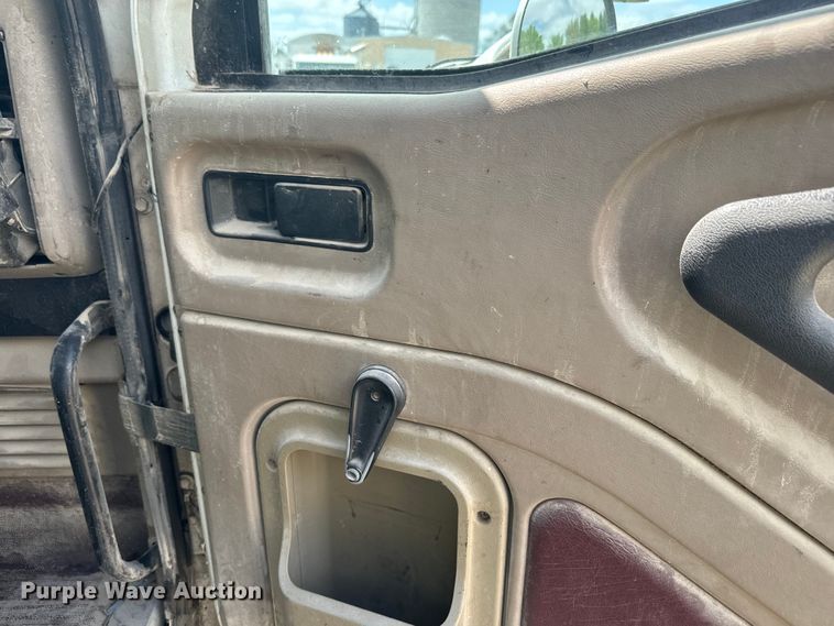 image for item EJ2727 2007 International  9400i semi truck