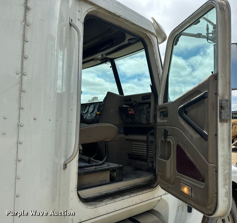 image for item EJ2727 2007 International  9400i semi truck