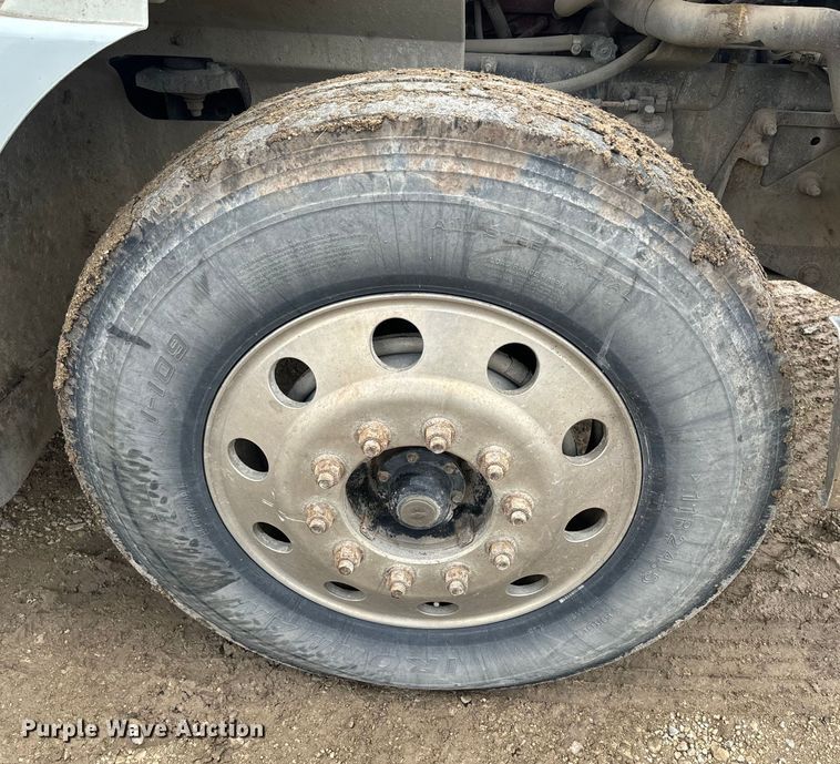 image for item EJ2727 2007 International  9400i semi truck