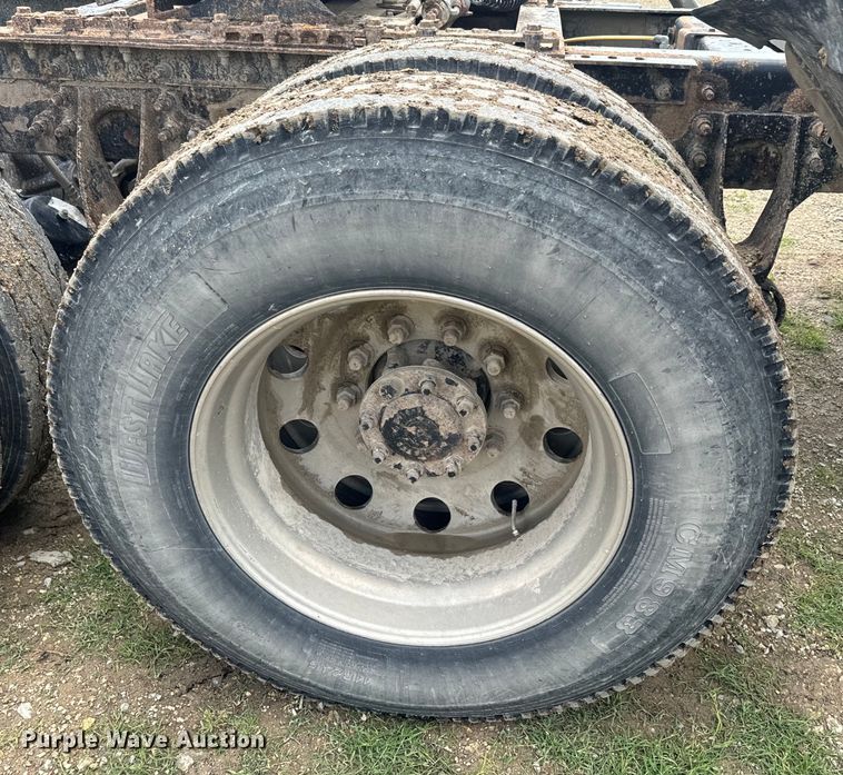 image for item EJ2727 2007 International  9400i semi truck