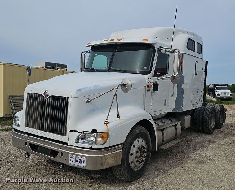 image for item EJ5366 2004 International 9400i semi truck