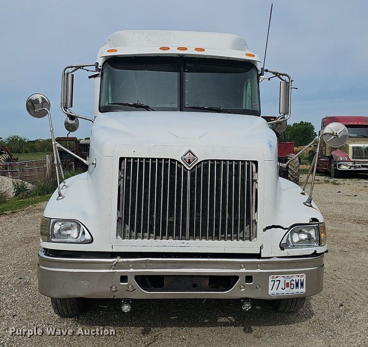image for item EJ5366 2004 International 9400i semi truck