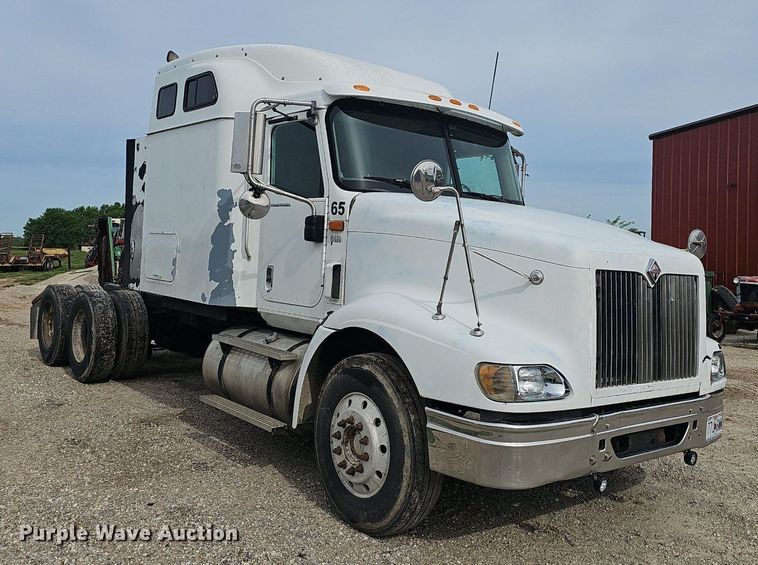 image for item EJ5366 2004 International 9400i semi truck