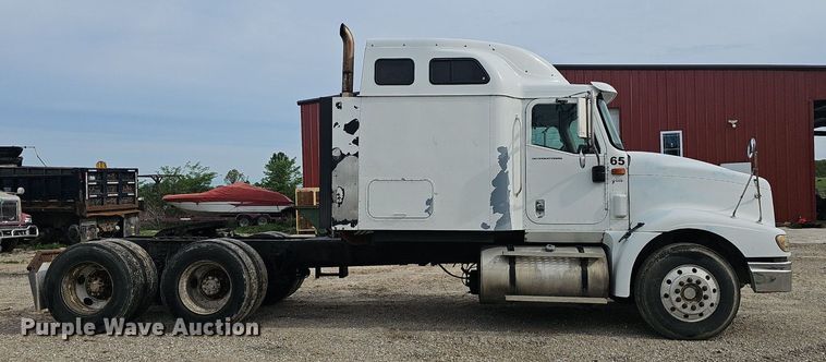 image for item EJ5366 2004 International 9400i semi truck