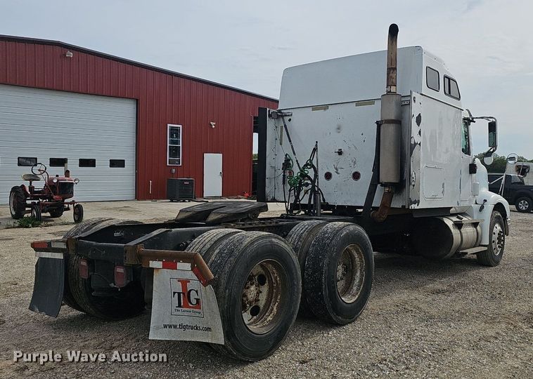 image for item EJ5366 2004 International 9400i semi truck