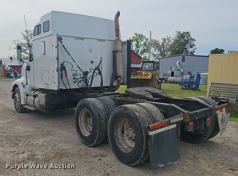 image for item EJ5366 2004 International 9400i semi truck