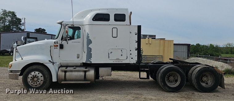 image for item EJ5366 2004 International 9400i semi truck