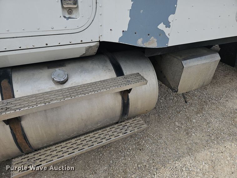 image for item EJ5366 2004 International 9400i semi truck