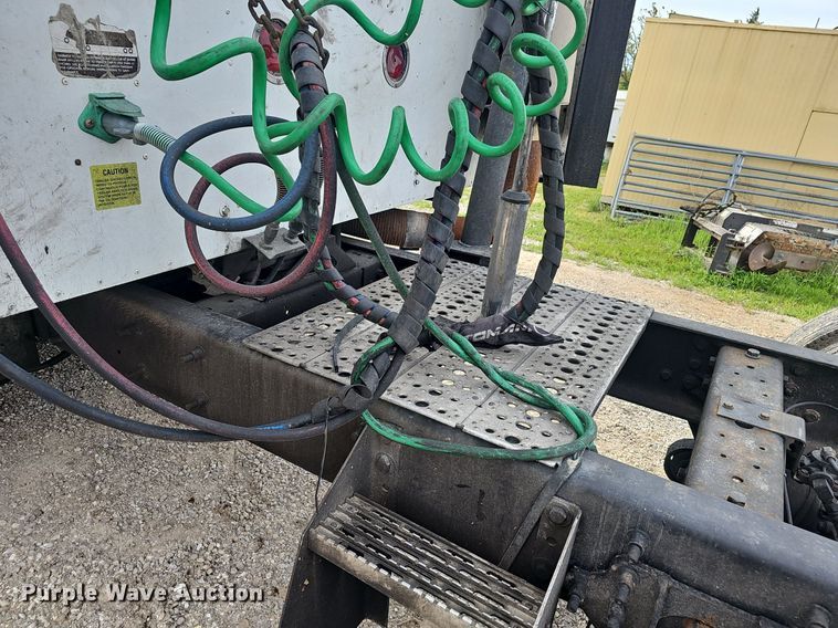 image for item EJ5366 2004 International 9400i semi truck