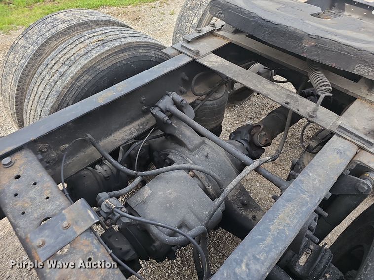 image for item EJ5366 2004 International 9400i semi truck