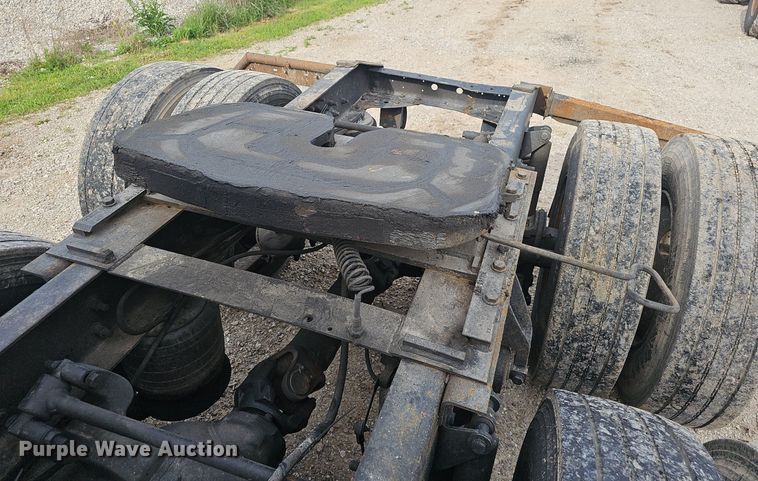 image for item EJ5366 2004 International 9400i semi truck