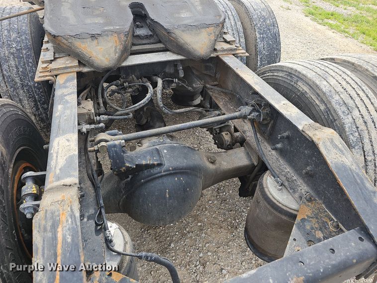 image for item EJ5366 2004 International 9400i semi truck