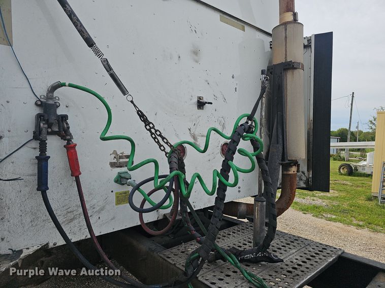 image for item EJ5366 2004 International 9400i semi truck