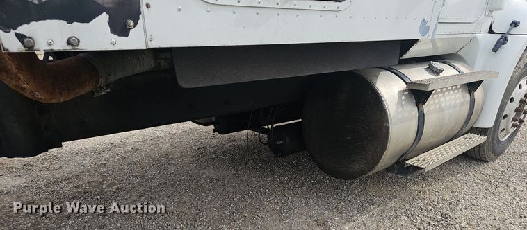 image for item EJ5366 2004 International 9400i semi truck