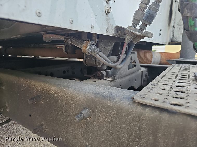 image for item EJ5366 2004 International 9400i semi truck