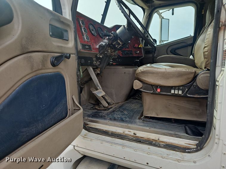 image for item EJ5366 2004 International 9400i semi truck