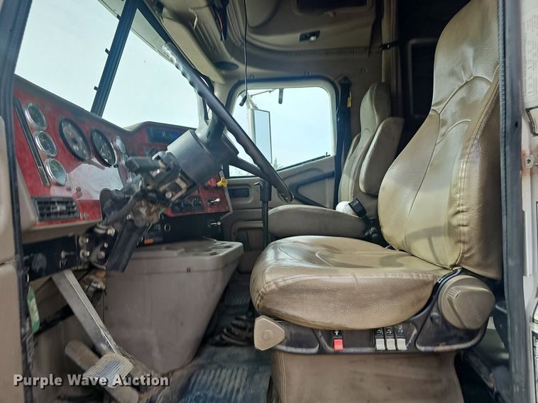 image for item EJ5366 2004 International 9400i semi truck