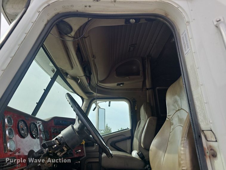 image for item EJ5366 2004 International 9400i semi truck