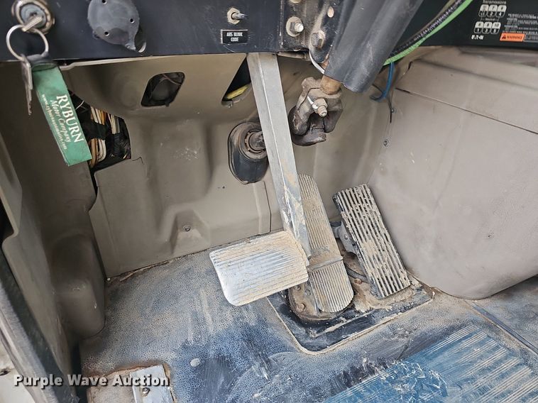 image for item EJ5366 2004 International 9400i semi truck