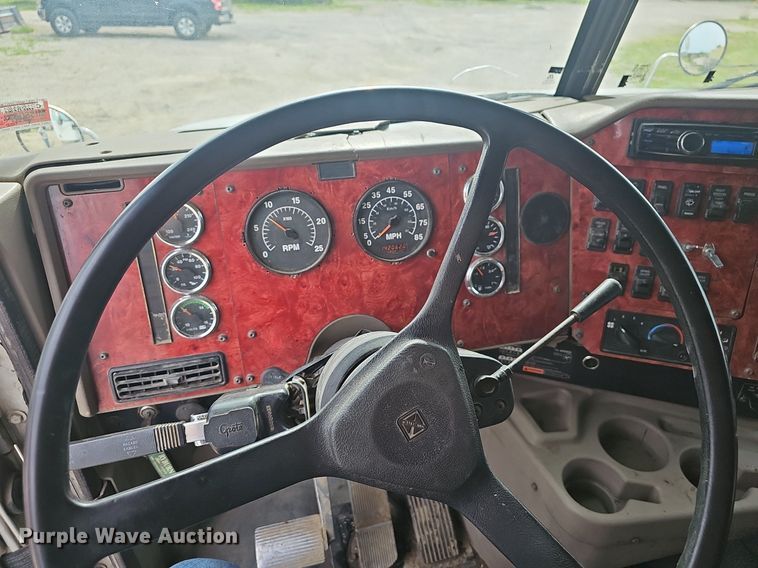 image for item EJ5366 2004 International 9400i semi truck