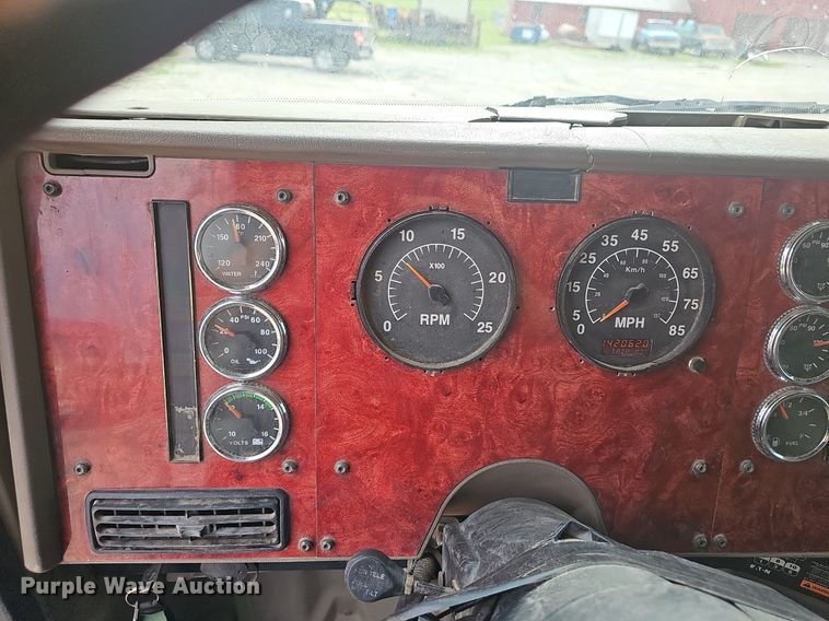 image for item EJ5366 2004 International 9400i semi truck