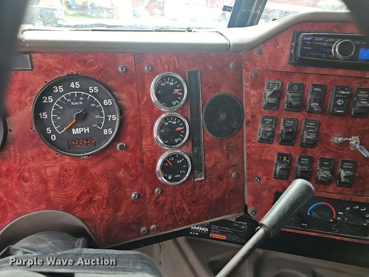 image for item EJ5366 2004 International 9400i semi truck