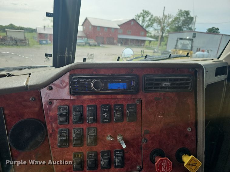 image for item EJ5366 2004 International 9400i semi truck