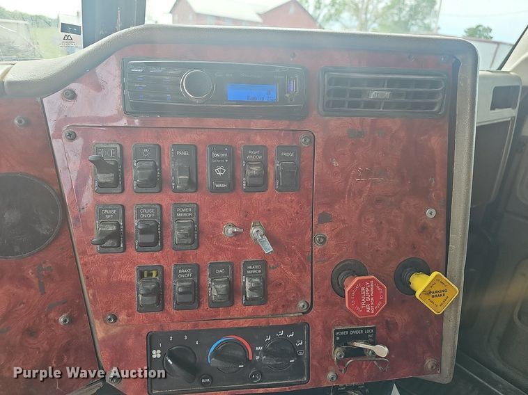 image for item EJ5366 2004 International 9400i semi truck