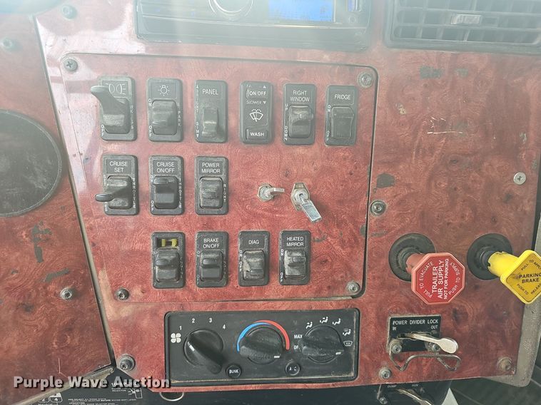 image for item EJ5366 2004 International 9400i semi truck