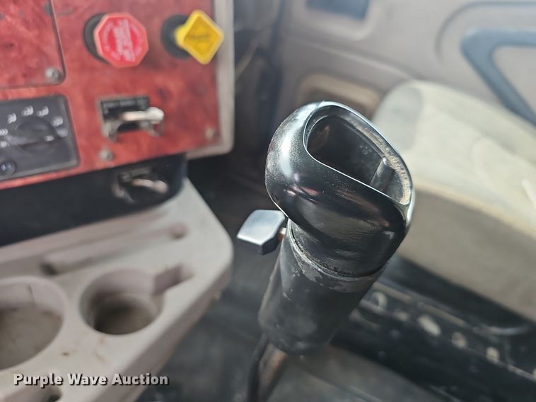 image for item EJ5366 2004 International 9400i semi truck