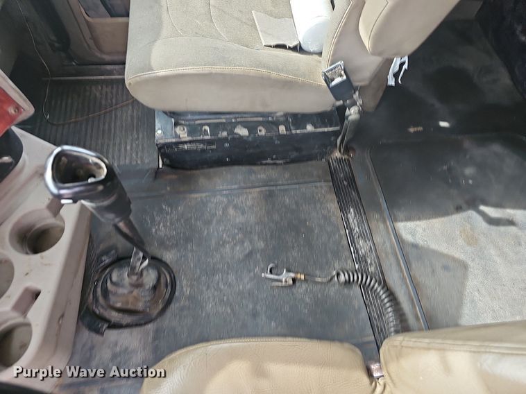 image for item EJ5366 2004 International 9400i semi truck