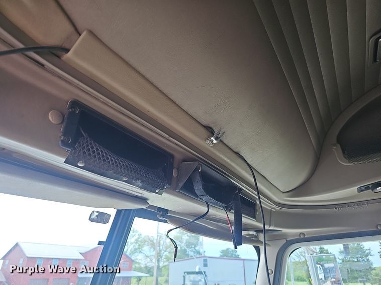 image for item EJ5366 2004 International 9400i semi truck