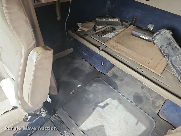 image for item EJ5366 2004 International 9400i semi truck